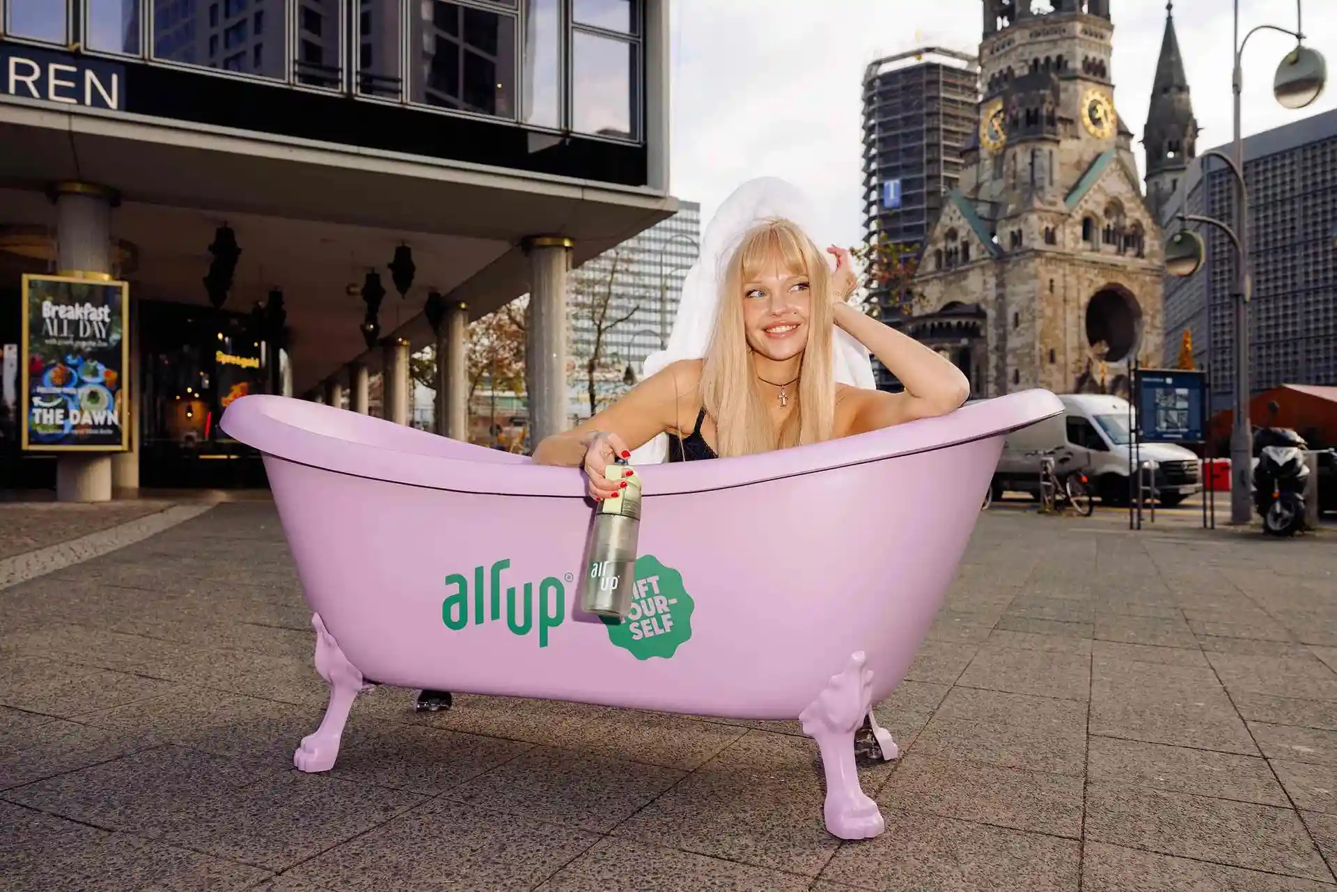 Foto der Echo Poster Kampagne für Air Up zeigt eine Influencerin in der Badewanne nahe der Gedächtniskirche in Berlin.
