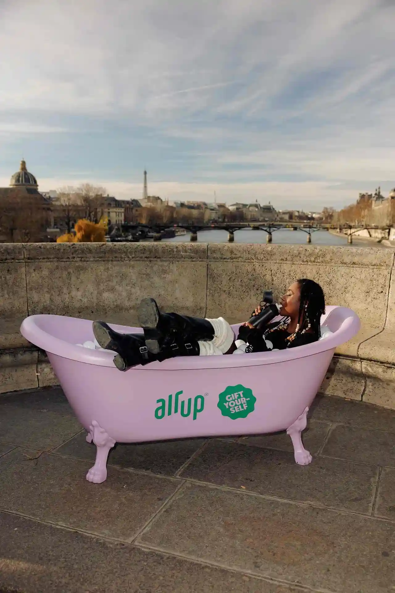 Experiential Marketing: Air Up Markenaktivierung mit pinker Badewannen-Installation und Influencer-Einbindung.