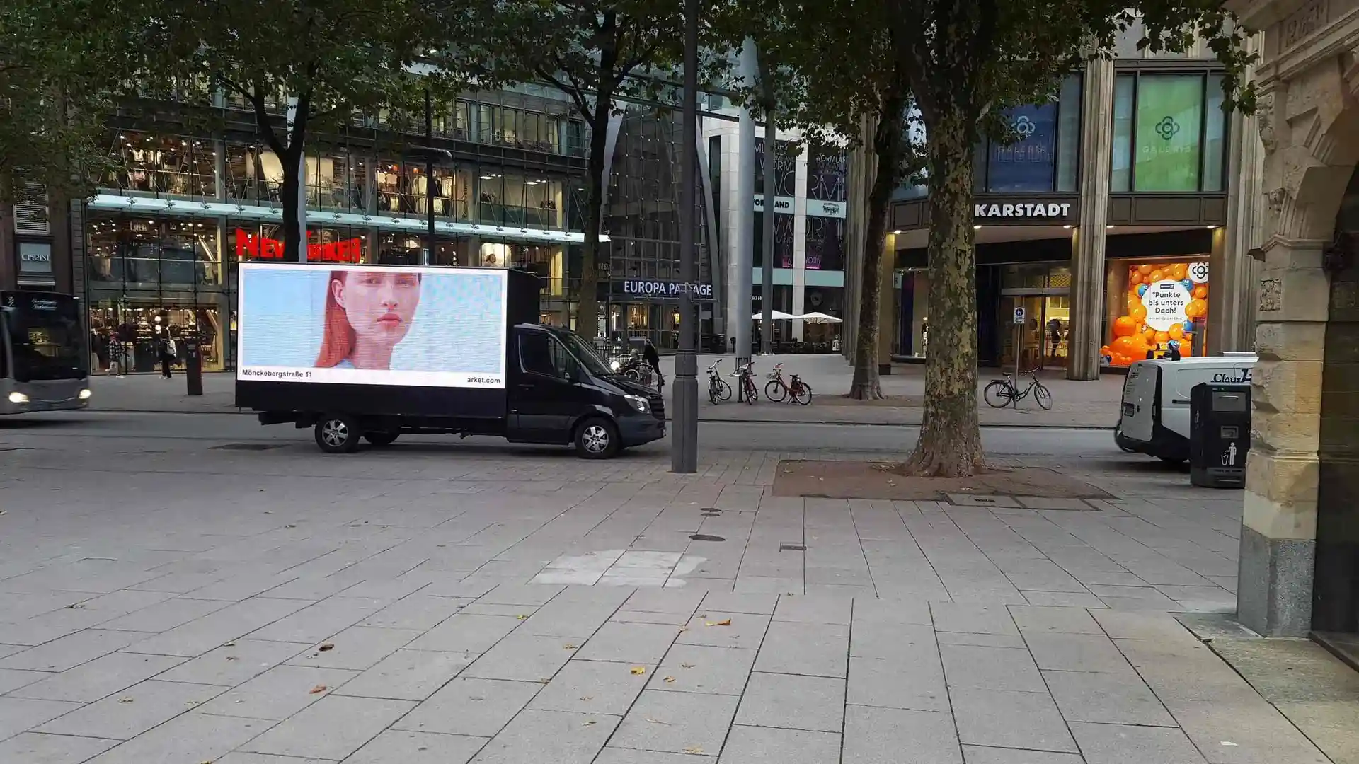 LED Truck mit Arket Werbung auf einer großen Einkaufsstraße Hamburgs vor den Europa Passagen.