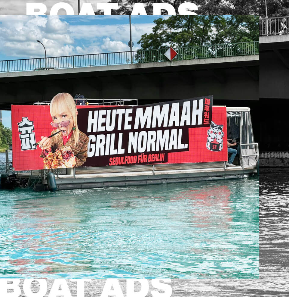 Foto zeigt ein großes Werbeplakat auf einem Boot.