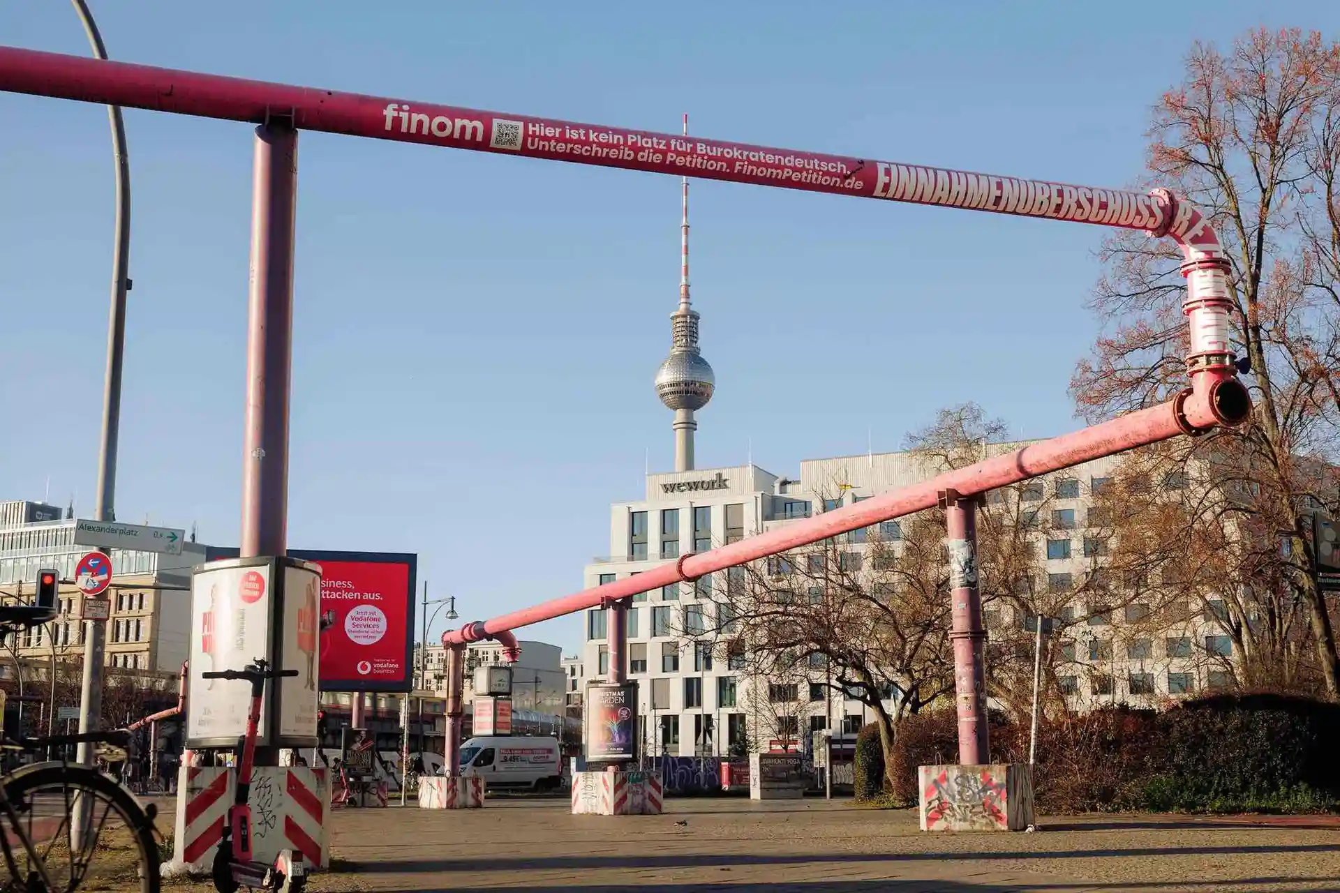 Foto einer Finom Pipe Installation mit langem deutschem Verwaltungsbegriff vor dem Berliner Fernsehturm.