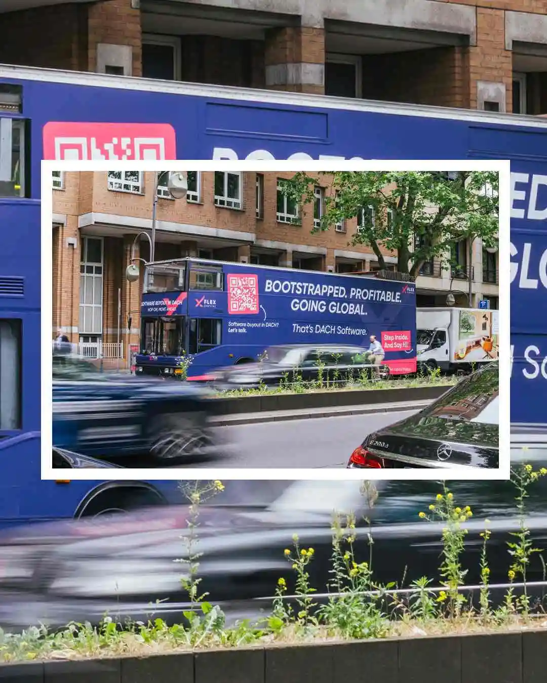 Das Foto zeigt einen Wrapped Bus im Flex Capital Branding mit Claims und QR-Code vor einem Konferenzgelände.