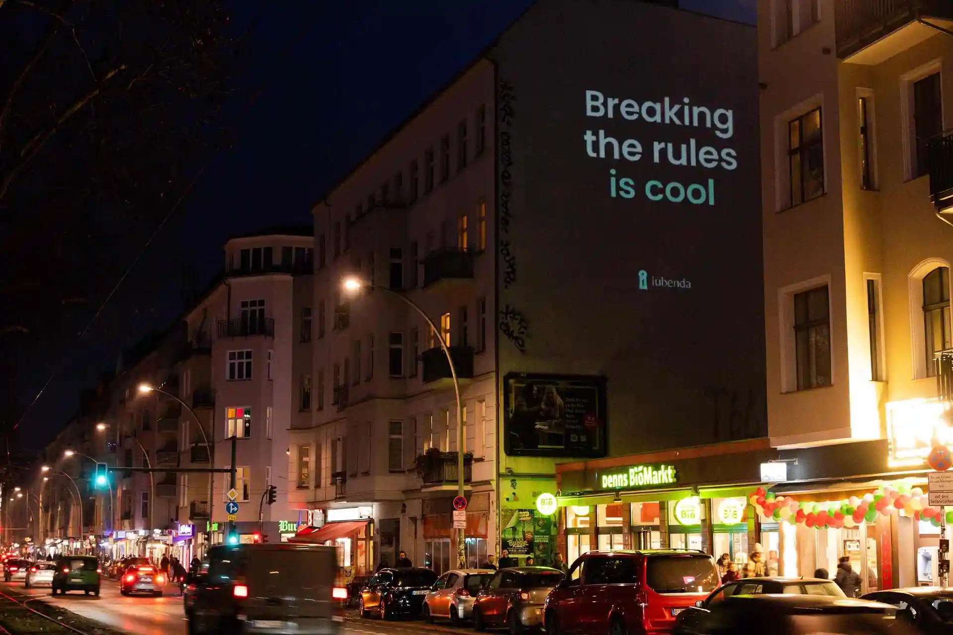 Beamer Ad mit dem Claim „Breaking the rules is cool" auf einer Hausfassade in Berlin.