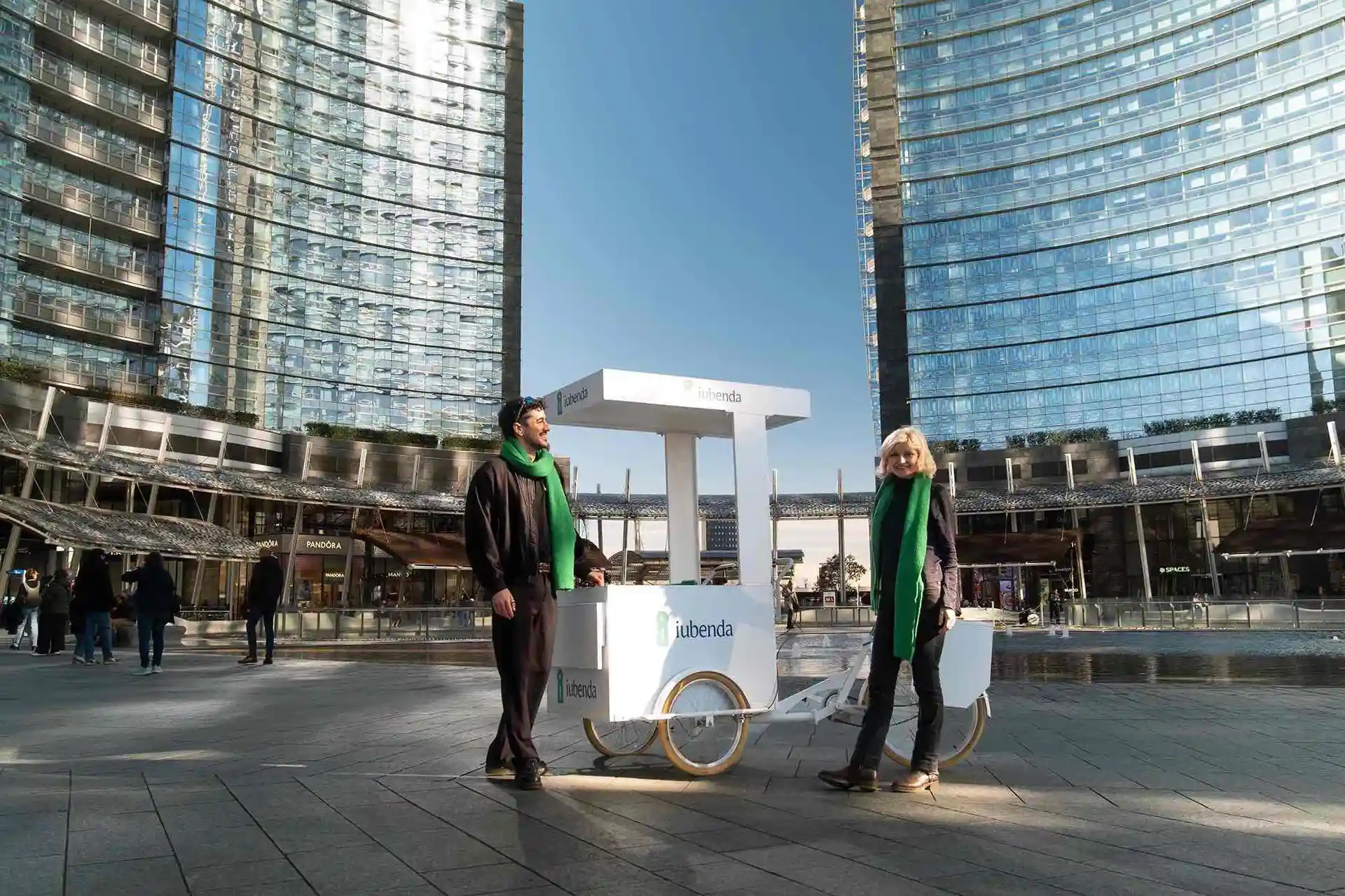 Zwei Promoter mit dem iubenda gebrandeten Promo-Bike an der Piazza Gae Aulenti in Mailand.