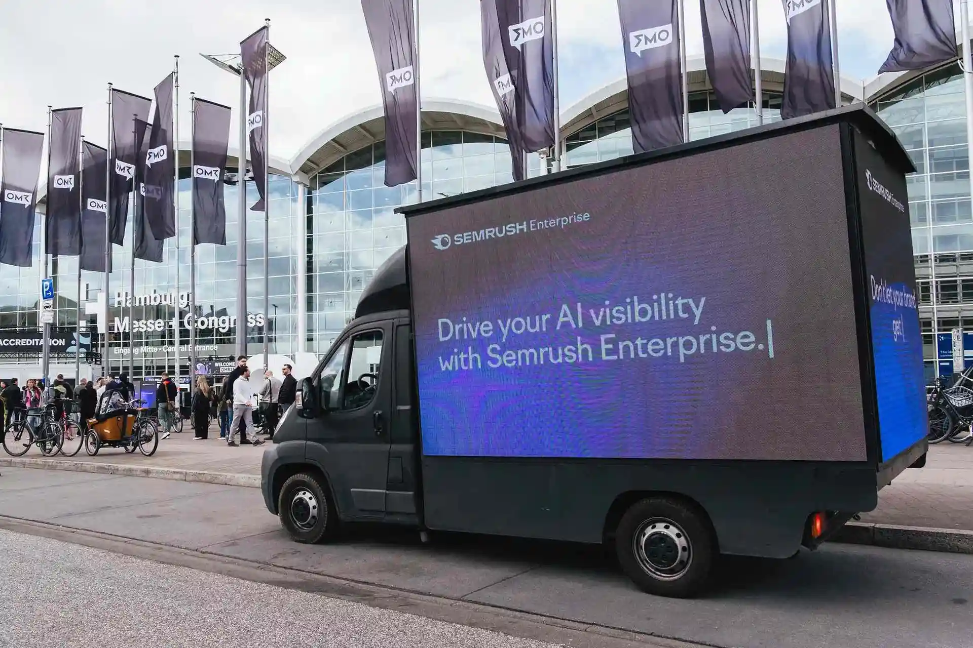 LED Truck mit Semrush-Claim vor dem Eingang der OMR 2025 Messe in Hamburg.