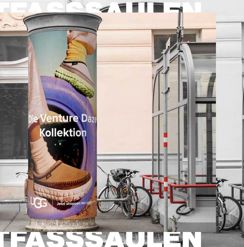 Foto zeigt eine Litfaßsäule mit einem Werbeplakat.
