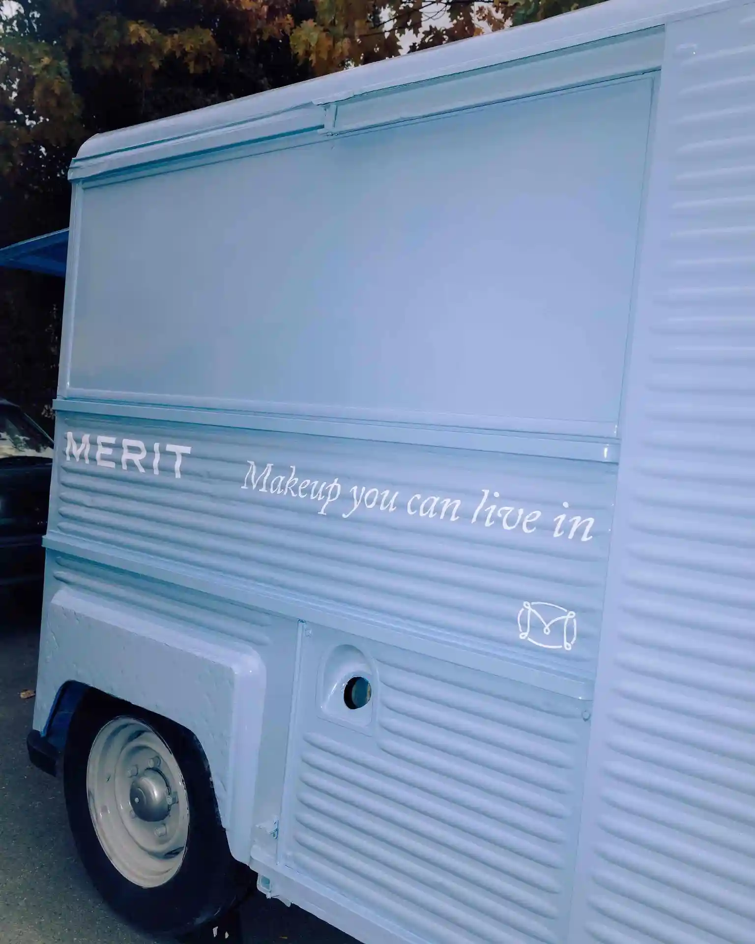 Foto zeigt einen alten Citroën mit dem Slogan