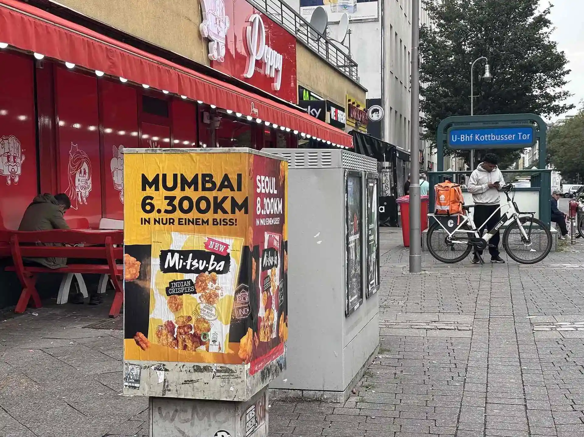 Mitsuba-Plakate am Stromkasten vor der U-Bahn-Station Kottbusser Tor in Berlin.