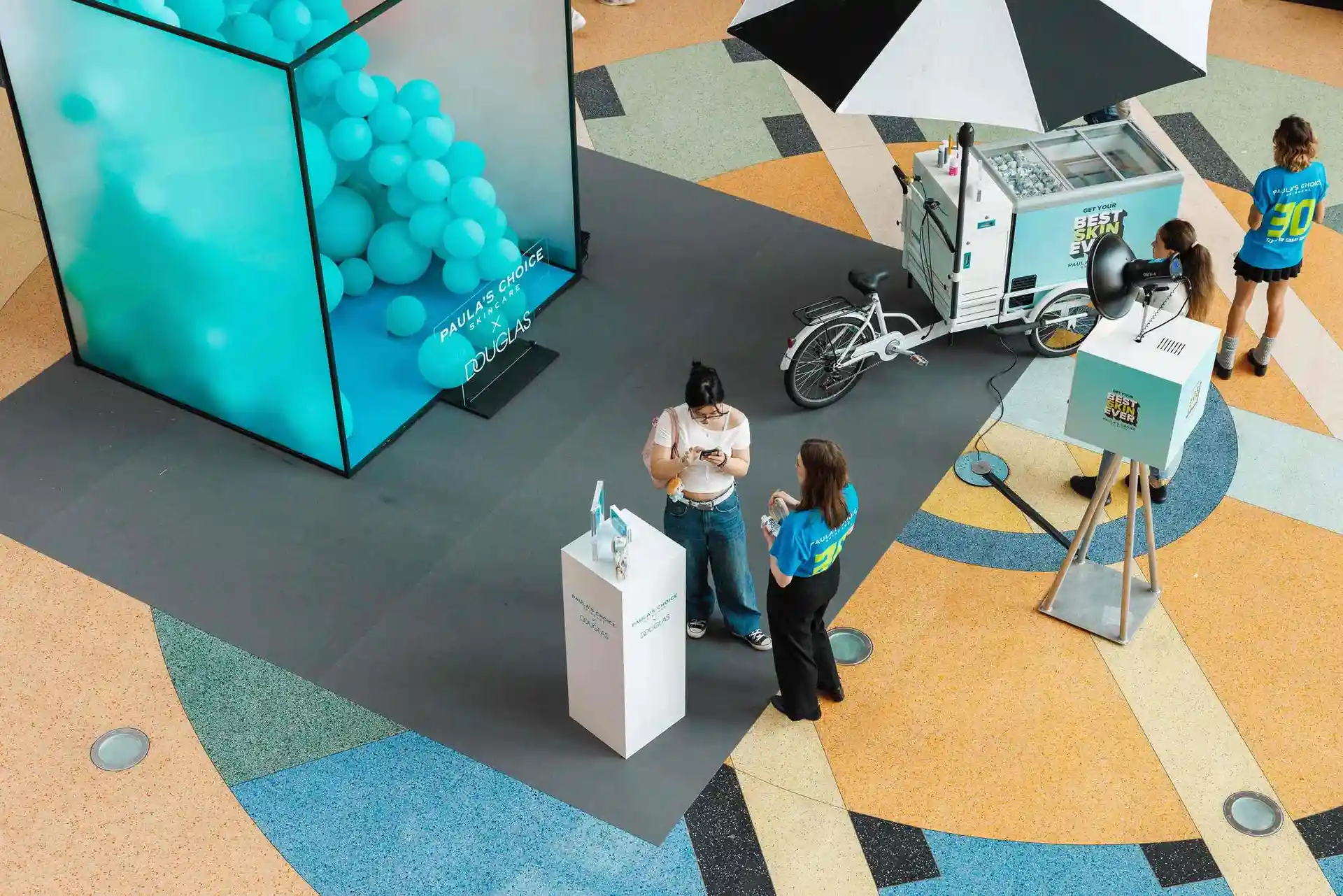 Promotion-Stand von Paula’s Choice im Alexa Berlin während der Jubiläumskampagne.