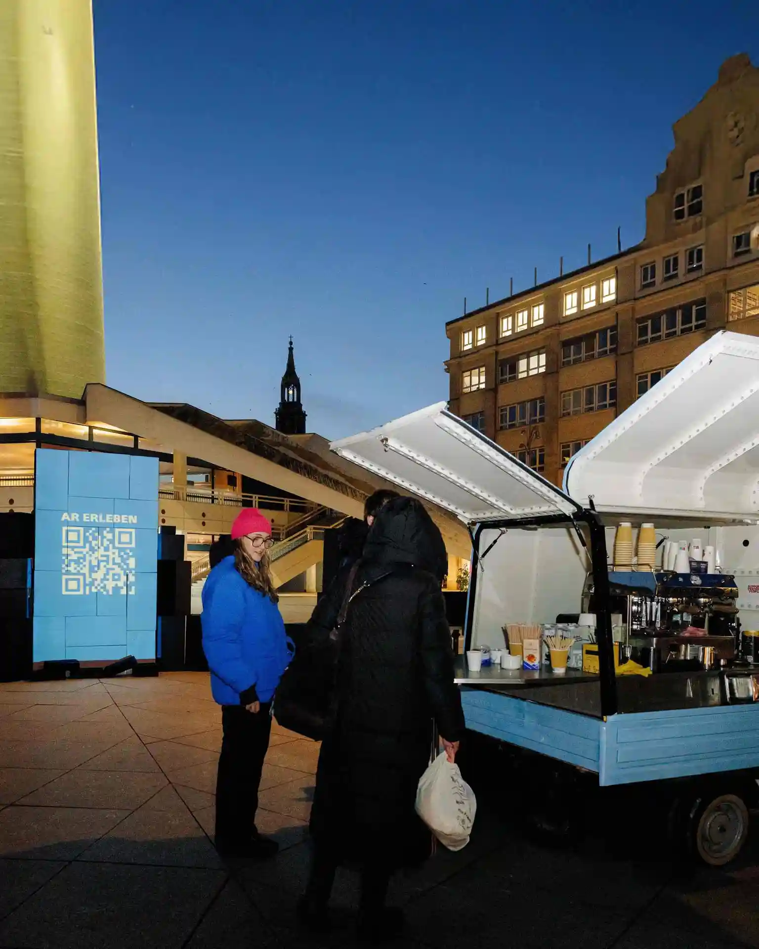 DOOH trifft AR: Philips LePub Aktivierung am Alexanderplatz Berlin mit digitaler Außenwerbung und Augmented Reality.