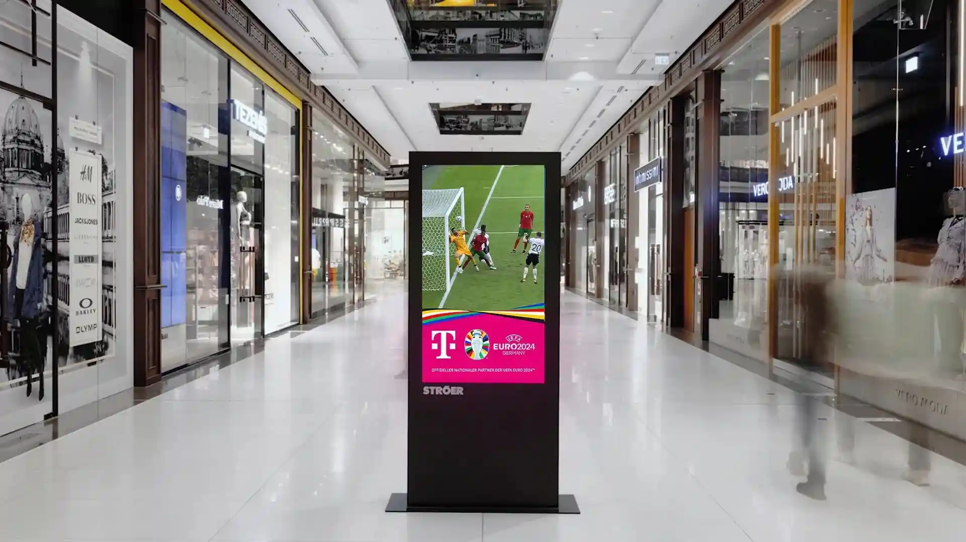 DOOH-Screen von Deutsche Telekom in Einkaufszentrum zeigt EM 2024 Fußball-Live-Content.