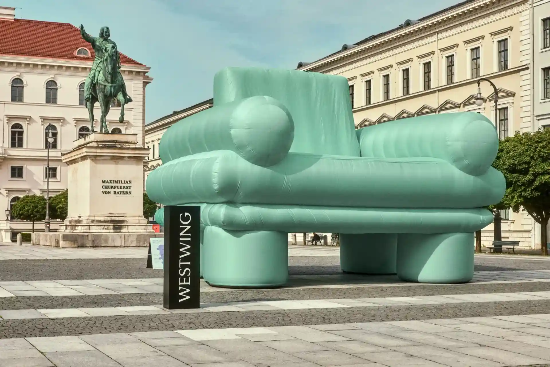 Foto zeigt einen aufblasbaren Stuhl mit Westwing-Logo auf einem großen Platz in München.