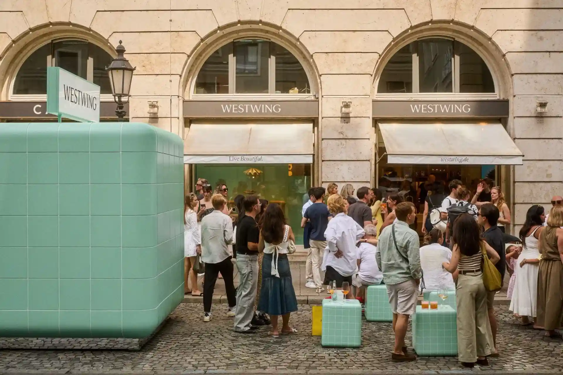 Ein Foto zeigt eine Menschenmenge vor dem neu eröffneten Westwing Store in München.