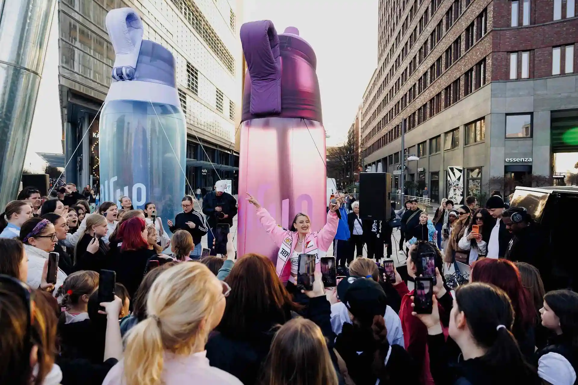 Rapperin Rubi performt vor einer Menschenmenge zwischen zwei überdimensionalen air up Inflatables in Berlin.