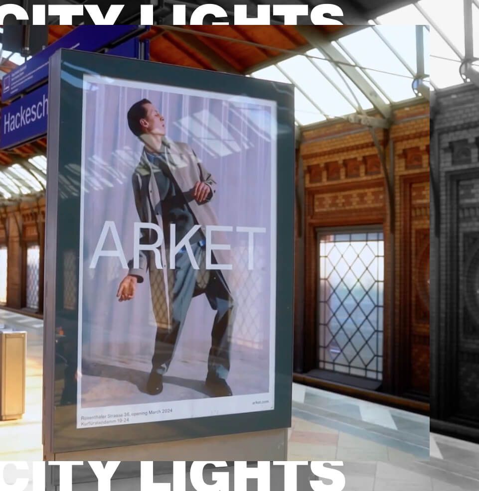 City Light Poster auf einem S-Bahn-Bahnsteig als leuchtende Werbefläche