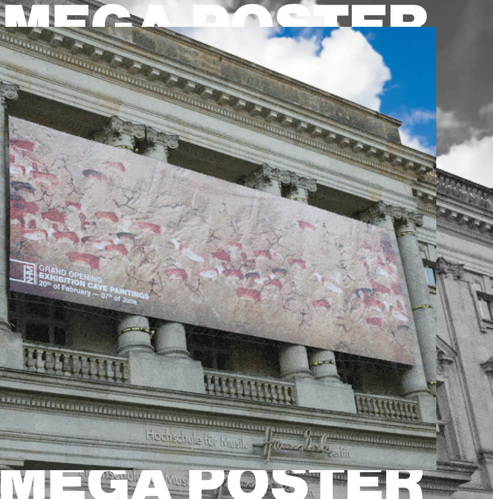 Foto zeigt ein großes Megaposter an der Fassade eines Museums, das für eine neue Ausstellung wirbt.