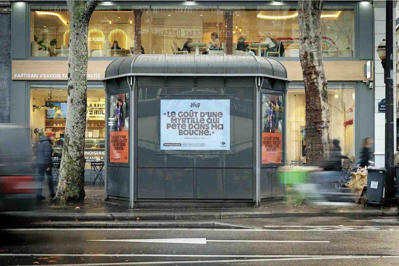 air up Plakate an einem Kiosk in einer Einkaufsstraße, Menschen beim Shoppen