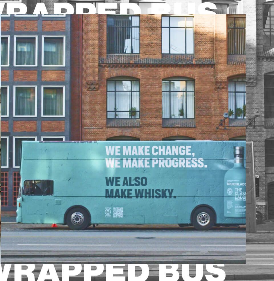 Foto zeigt einen Wrapped Bus, dessen gesamte Oberfläche mit einer Werbefolie beklebt ist.